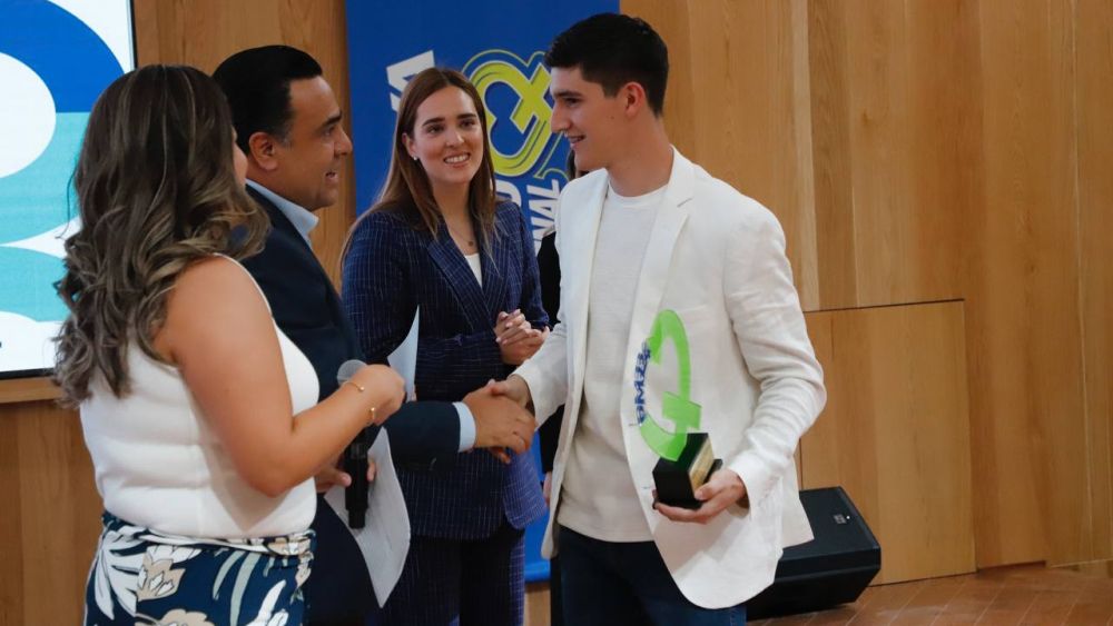 Luis Nava entrega el premio municipal de la juventud 2024 en Querétaro.