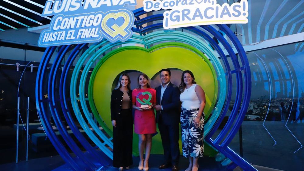 Luis Nava entrega el premio municipal de la juventud 2024 en Querétaro.