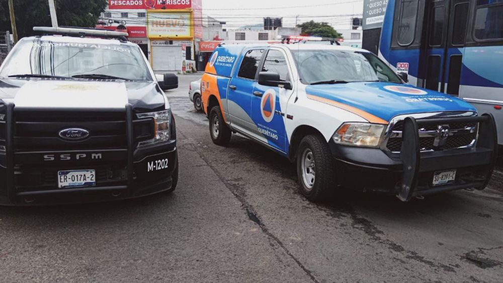 Carrito de tamales atrapado entre dos vehículos en Plaza del Sol. FOTO: Protección Civil del Municipio de Querétaro.