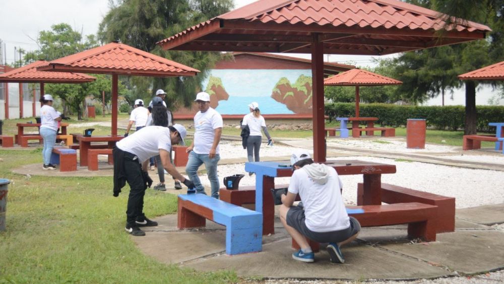 Gobierno Municipal, organizaciones civiles y PPG renuevan instalaciones del COBAQ plantel 10.