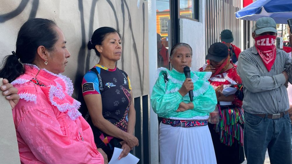 Docentes Indígenas exigen alto al presunto despojo del Comedor del Niño Indígena en Amealco de Bonfil.