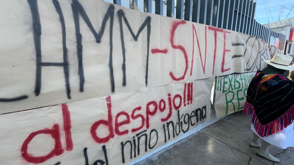 Docentes Indígenas exigen alto al presunto despojo del Comedor del Niño Indígena en Amealco de Bonfil.