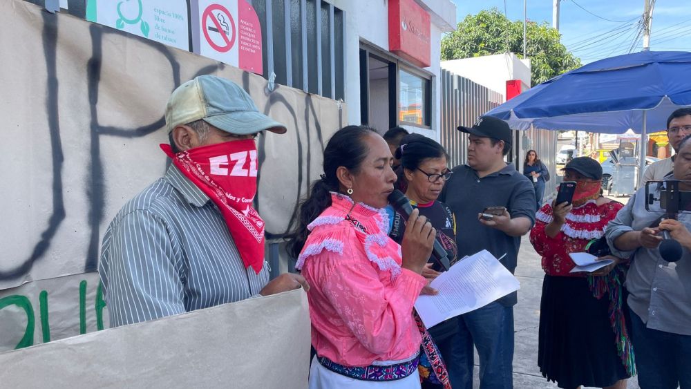 Docentes Indígenas exigen alto al presunto despojo del Comedor del Niño Indígena en Amealco de Bonfil.