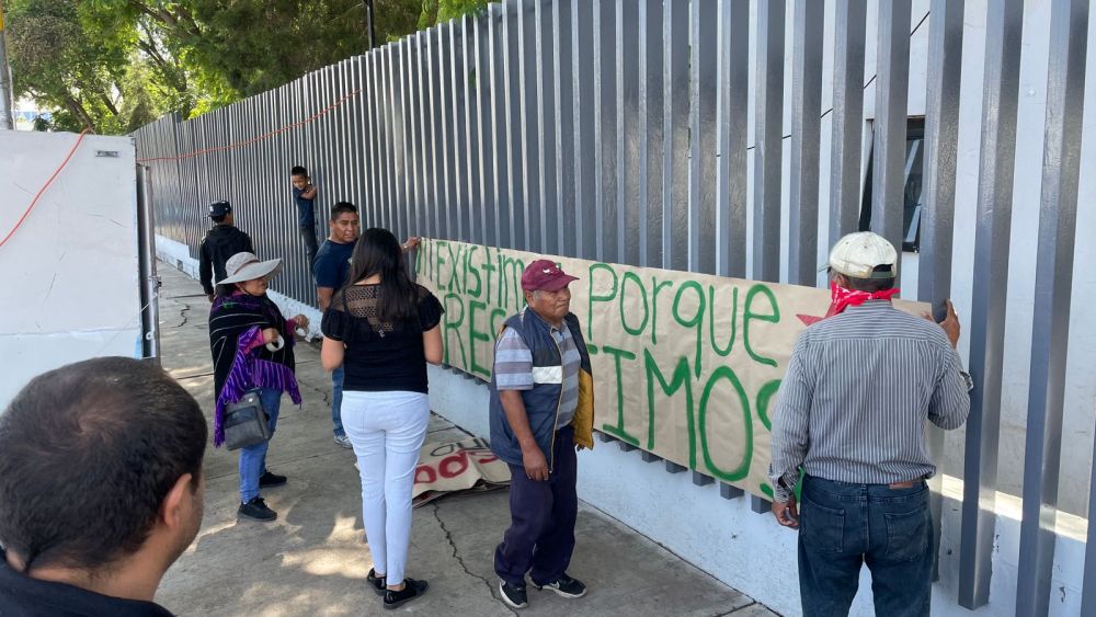 Docentes Indígenas exigen alto al presunto despojo del Comedor del Niño Indígena en Amealco de Bonfil.