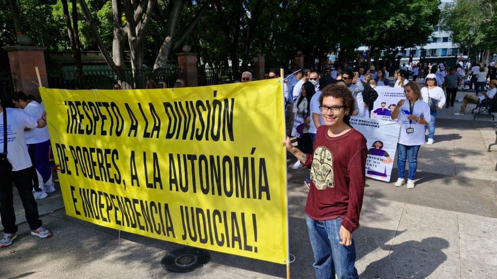 Trabajadores del Poder Judicial protestan en el Centro Histórico en contra de la Reforma Judicial.