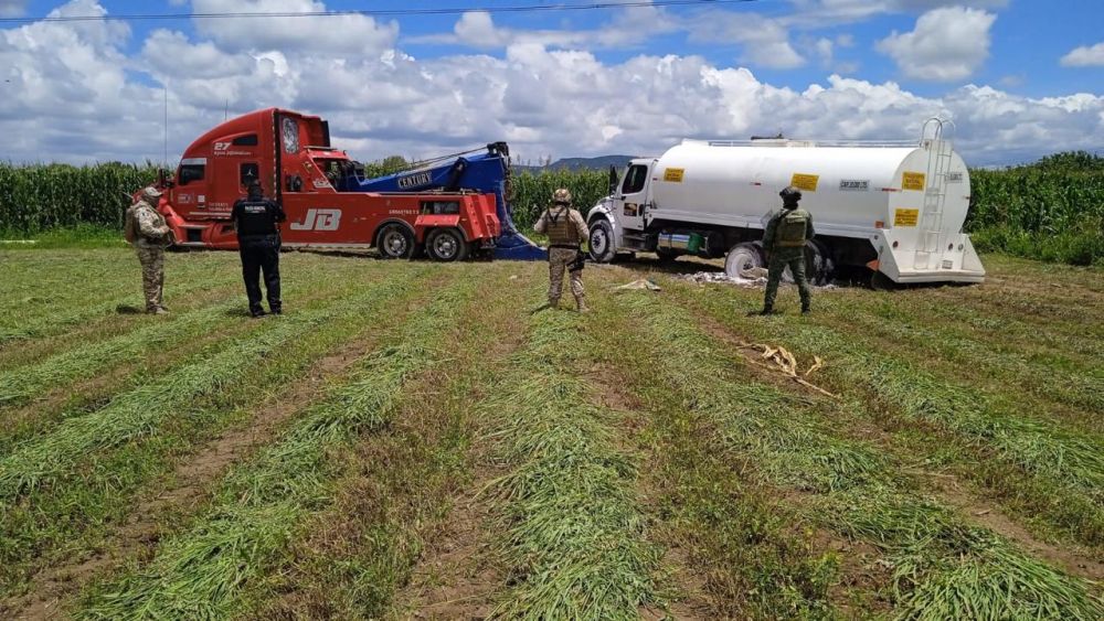 Aseguran pipa con 20,000 litros de hidrocarburo abandonada en San Juan del Río.