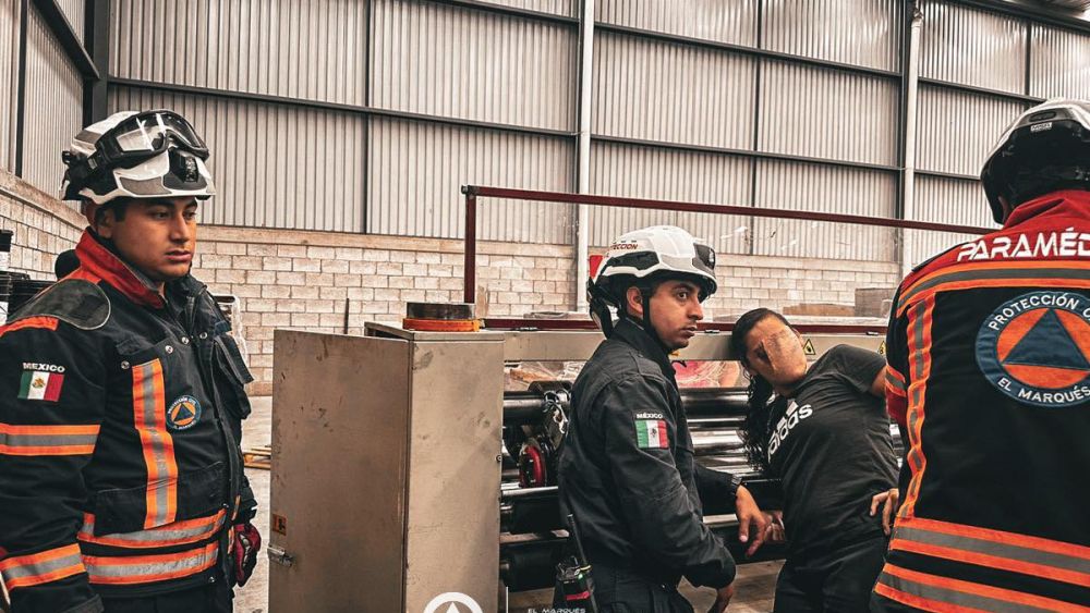 Protección Civil de El Marqués rescata a mujer atrapada en máquina industrial. Foto: Protección Civil El Marqués.