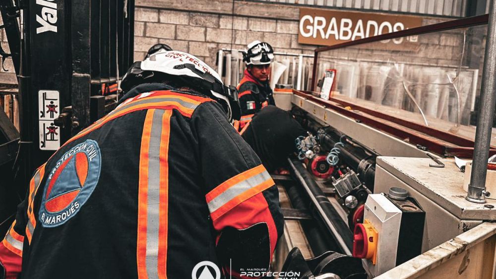 Protección Civil de El Marqués rescata a mujer atrapada en máquina industrial. Foto: Protección Civil El Marqués.