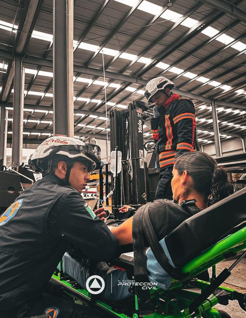 Protección Civil de El Marqués rescata a mujer atrapada en máquina industrial. Foto: Protección Civil El Marqués.