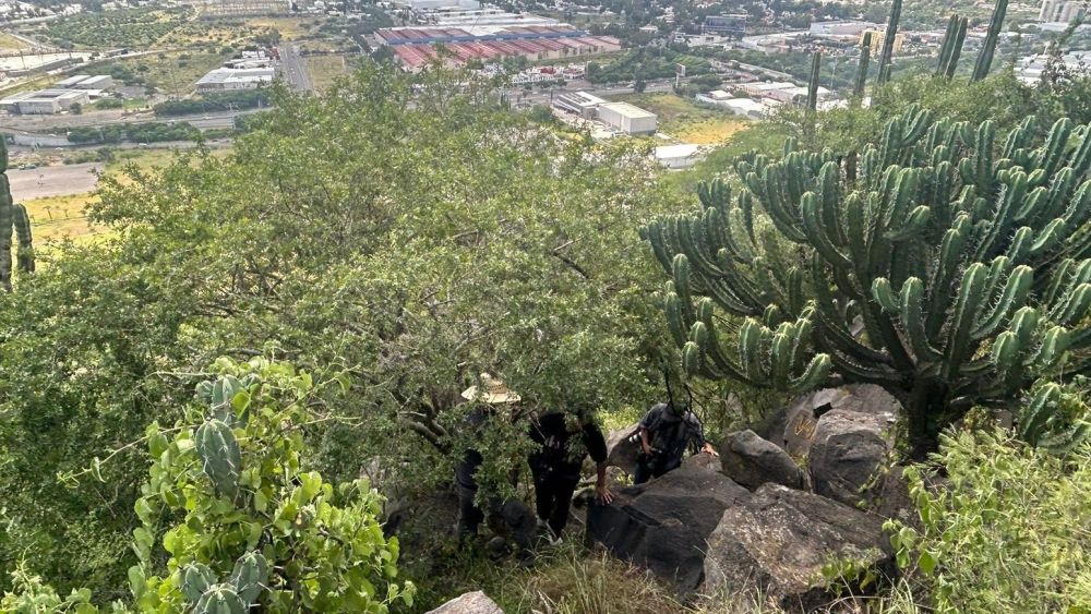 Colectivo Desaparecidos Querétaro encuentra restos humanos en de Boulevard de la Nación.