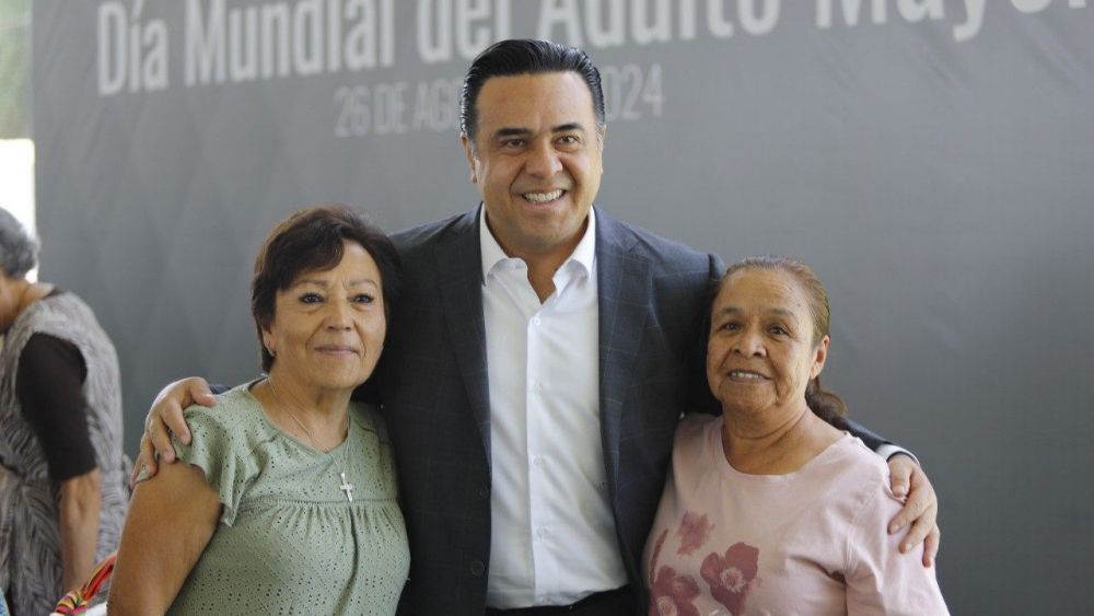 Luis Nava celebra a personas adultas mayores en Querétaro.