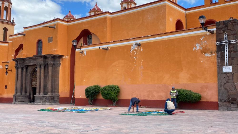 San Juan del Río inicia la instalación de adornos patrios.