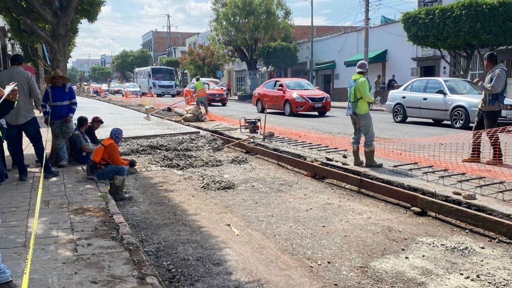 Roberto Cabrera supervisa avances en obra pública de Avenida Juárez en San Juan del Río.