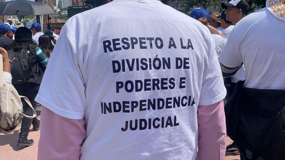 Manifestantes Defienden al Poder Judicial ante las Reformas Propuestas por el Gobierno Federal.