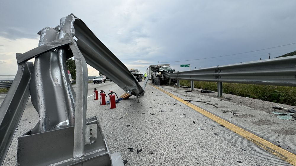  Milagroso escape: conductor sobrevive a brutal accidente en la México Querétaro. Camioneta se incrusta en barra de contención de acero.