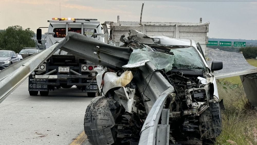  Milagroso escape: conductor sobrevive a brutal accidente en la México Querétaro. Camioneta se incrusta en barra de contención de acero.