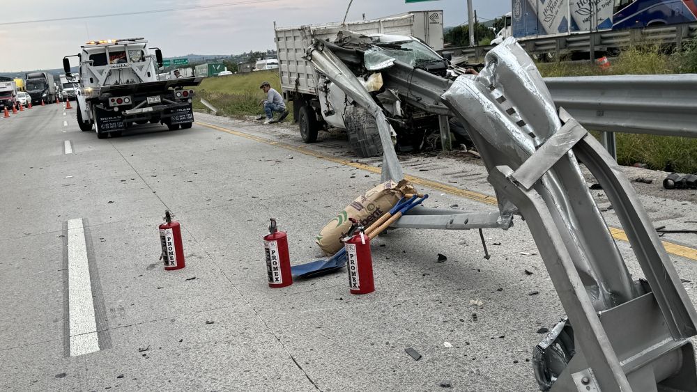  Milagroso escape: conductor sobrevive a brutal accidente en la México Querétaro. Camioneta se incrusta en barra de contención de acero.