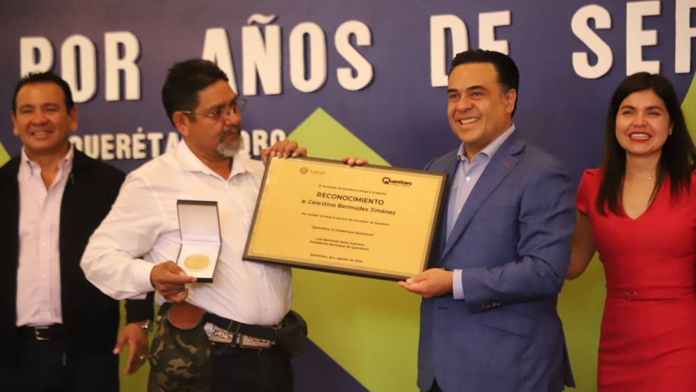 Luis Nava reconoce a trabajadores municipales con hasta 40 años de servicio en Querétaro.