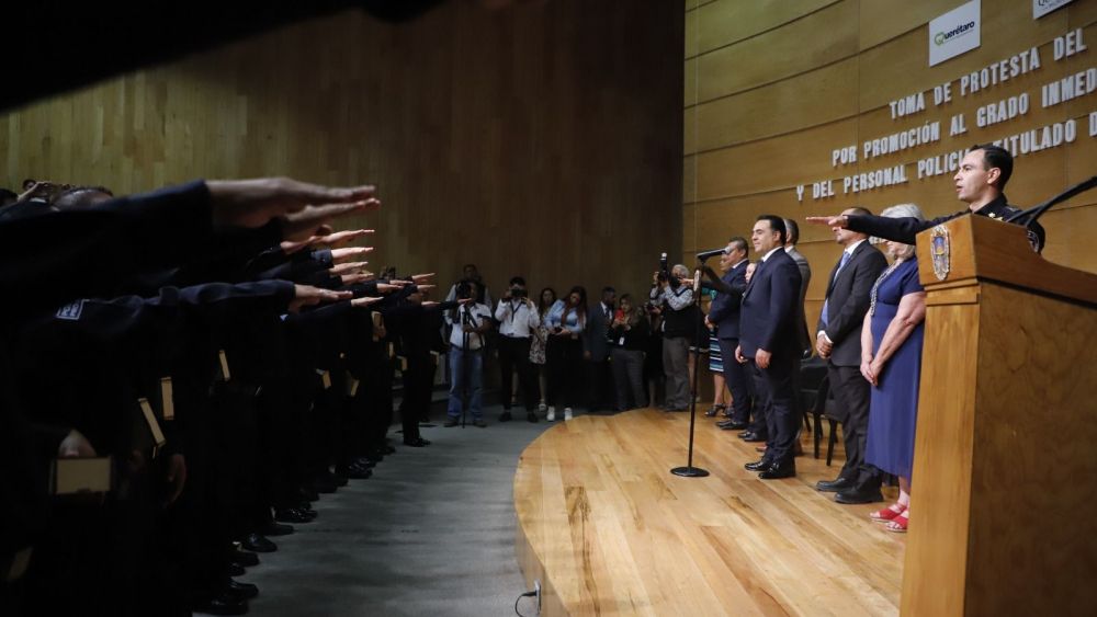 Luis Nava toma protesta a policías ascendidos y titulados en Querétaro.