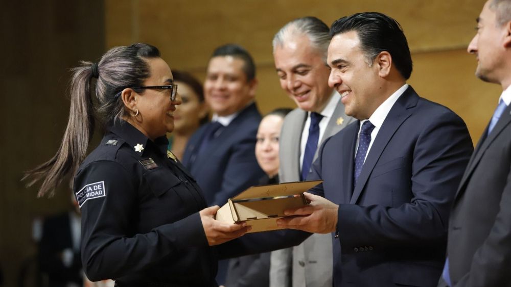 Luis Nava toma protesta a policías ascendidos y titulados en Querétaro.