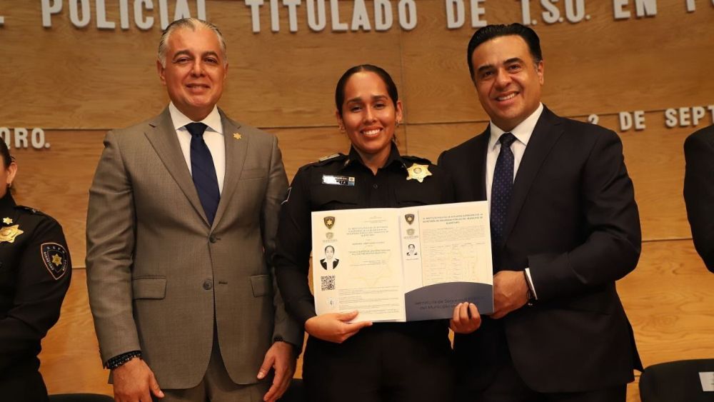 Luis Nava toma protesta a policías ascendidos y titulados en Querétaro.