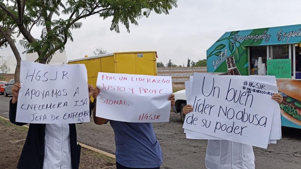 Enfermeras del Hospital General de San Juan del Río protestan por despidos injustificados.