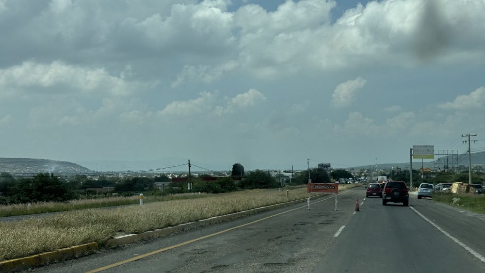 Mantenimiento superficial y deficiente en la carretera San Juan del Río-Xilitla.