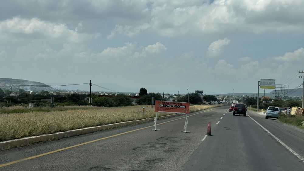 Mantenimiento superficial y deficiente en la carretera San Juan del Río-Xilitla.