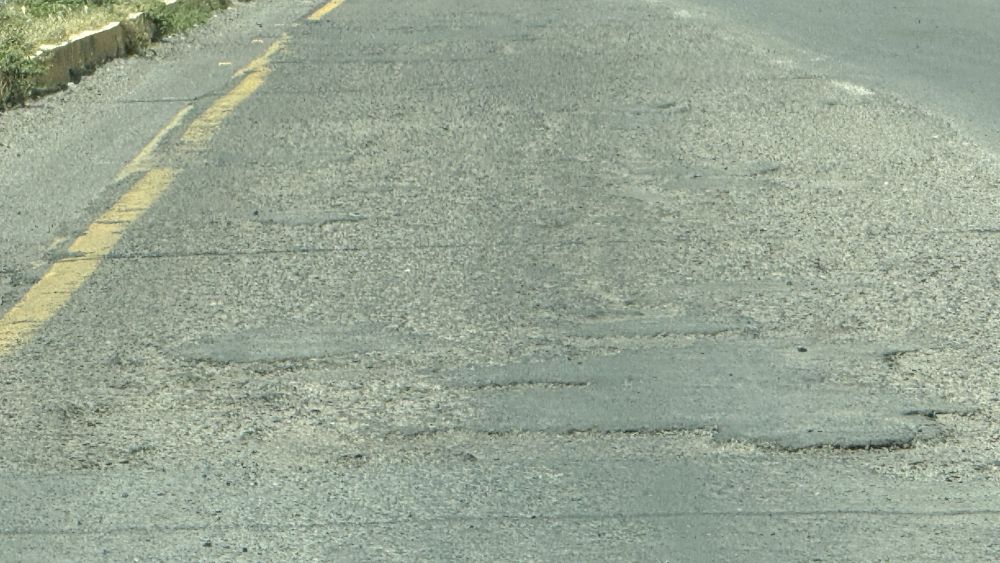 Mantenimiento superficial y deficiente en la carretera San Juan del Río-Xilitla.