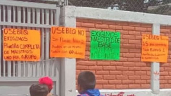 Padres de familia exigen maestro en la primaria Apolinar Ortiz y Mendoza.