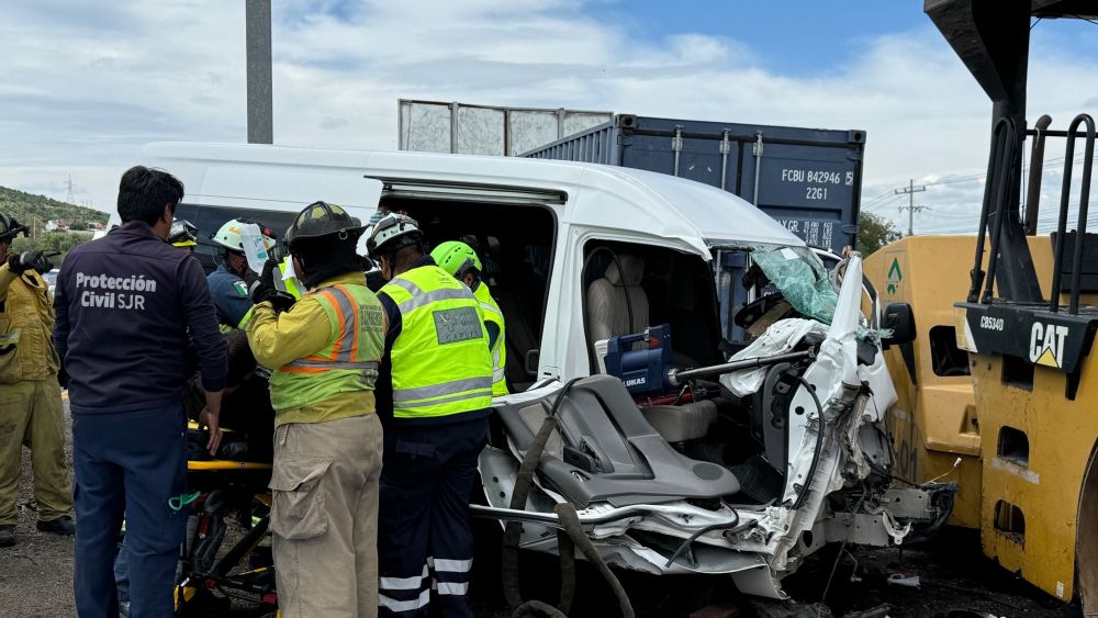 Impactante accidente en la autopista México-Querétaro deja a conductor prensado.