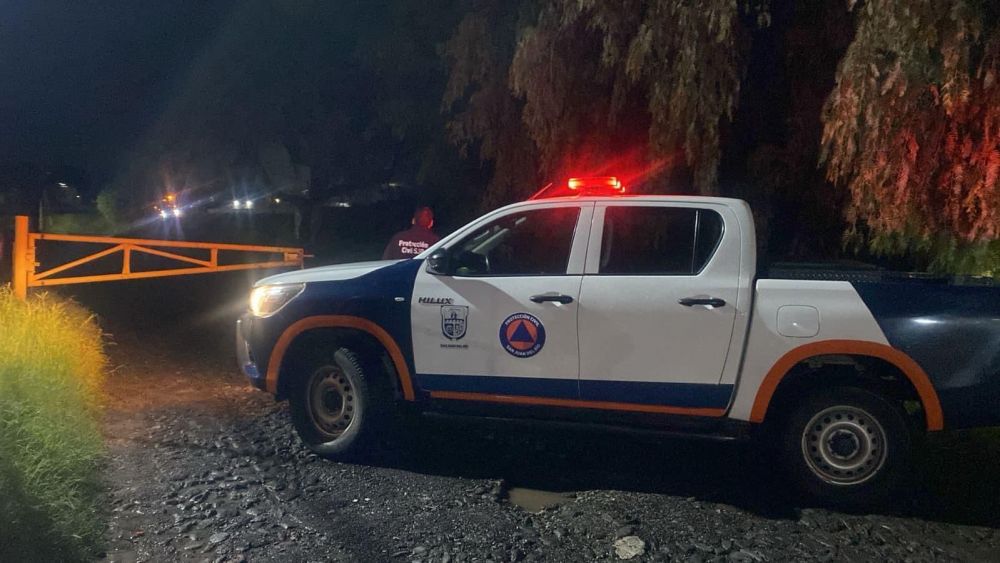 Cierre de vialidades en San Juan del Río por crecida de aguas tras fuerte lluvia nocturna.