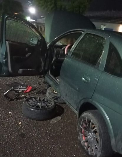 Graves daños a vehículos por baches en la carretera San Juan del Río-Xilitla a la altura de San Nicolás.