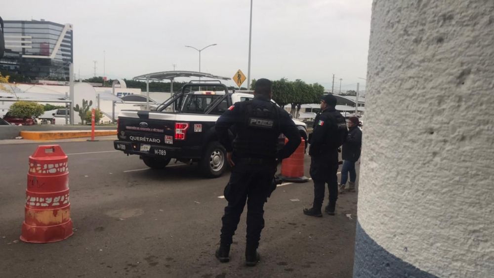 Joven víctima de presunta agresión sexual en Querétaro busca refugio en microbús.