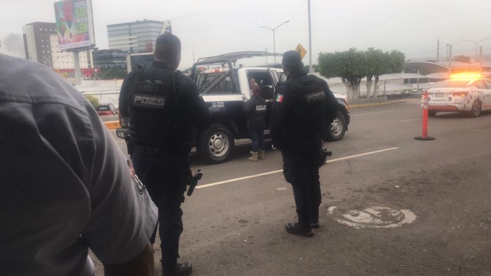 Joven víctima de presunta agresión sexual en Querétaro busca refugio en microbús.