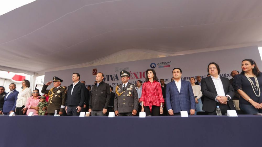 Luis Nava acompaña a Mauricio Kuri en el desfile por Aniversario de la Independencia.