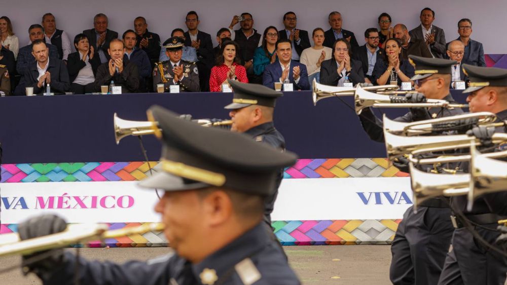 Luis Nava acompaña a Mauricio Kuri en el desfile por Aniversario de la Independencia.