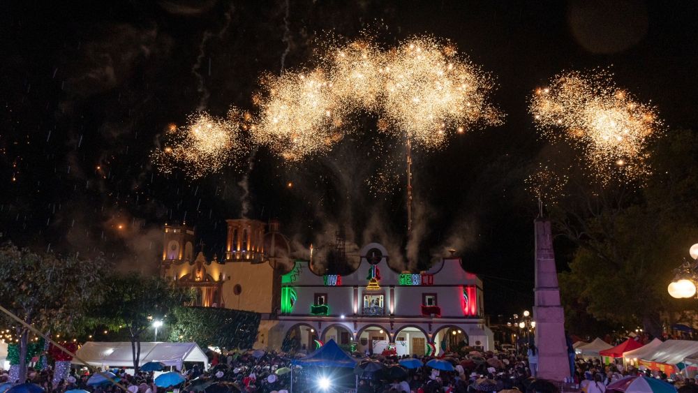 René Mejía Montoya lidera el Grito de Independencia en Amealco ante miles de asistentes.