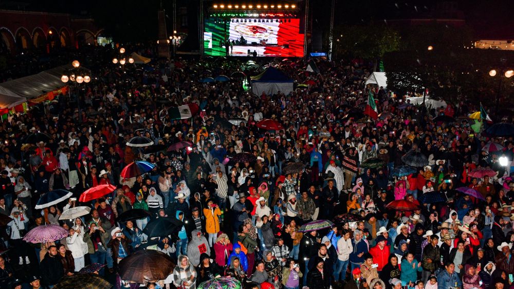 René Mejía Montoya lidera el Grito de Independencia en Amealco ante miles de asistentes.