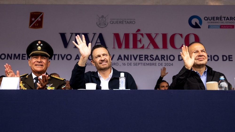 Mauricio Kuri encabeza desfile cívico-militar en Querétaro por el CCXIV Aniversario de la Independencia de México.