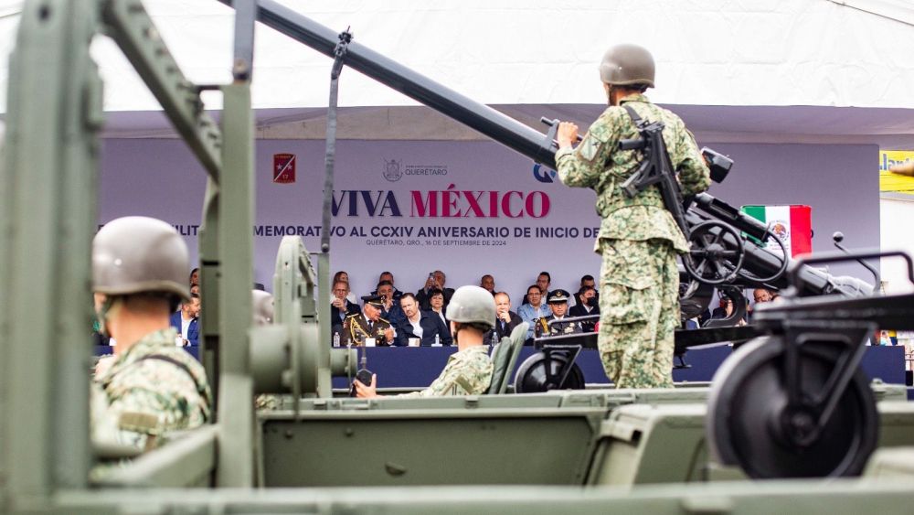 Mauricio Kuri encabeza desfile cívico-militar en Querétaro por el CCXIV Aniversario de la Independencia de México.