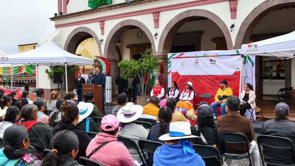 Amealco impulsa el trabajo artesanal con la entrega de toldos.