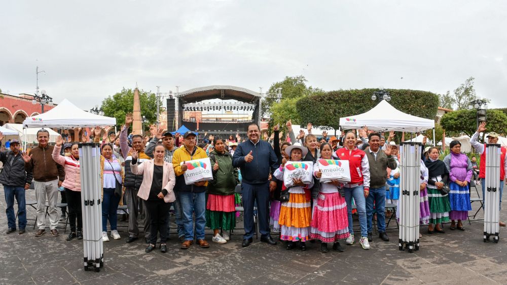 Amealco impulsa el trabajo artesanal con la entrega de toldos.