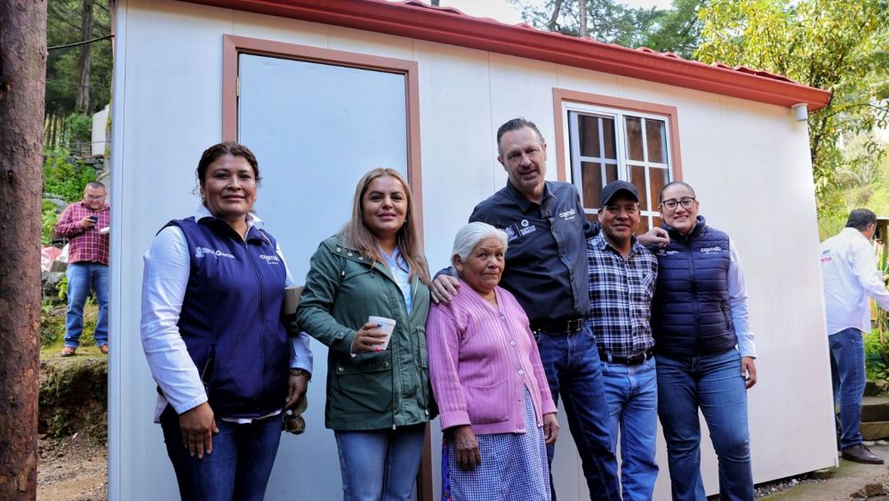 Mauricio Kuri entrega 45 cuartos prefabricados en Pinal de Amoles.