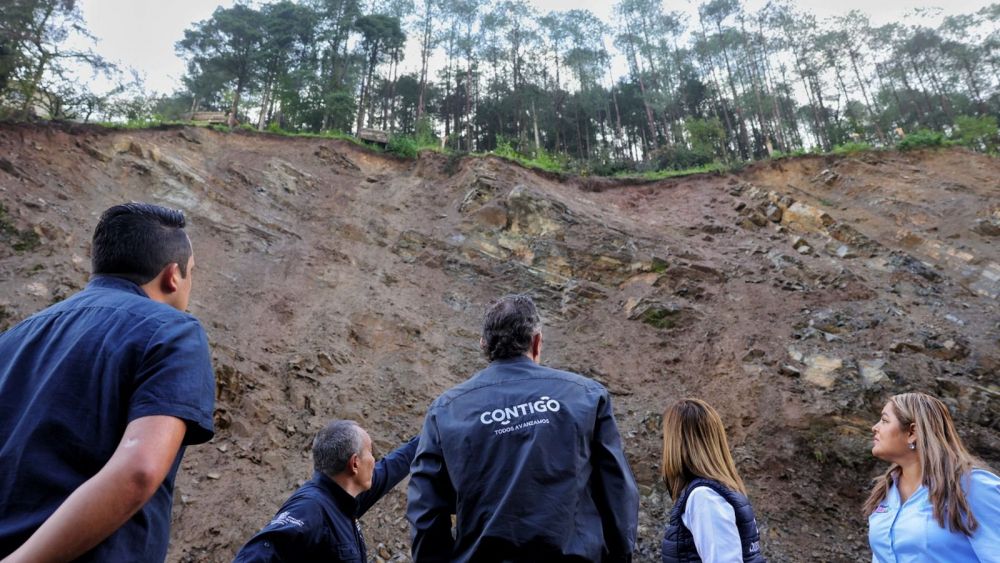 Gobernador supervisa reparaciones por deslave en la carretera San Juan del Río-Xilitla.