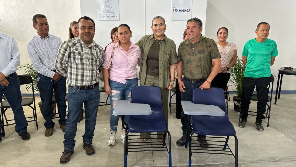 Irene Quintanar entrega mobiliario y materiales a 37 escuelas en Jalpan de Serra.