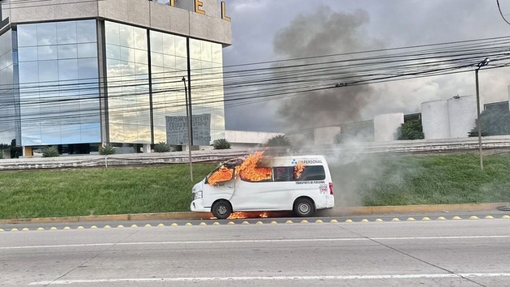 Camioneta de transporte público se incendia en la autopista México-Querétaro.