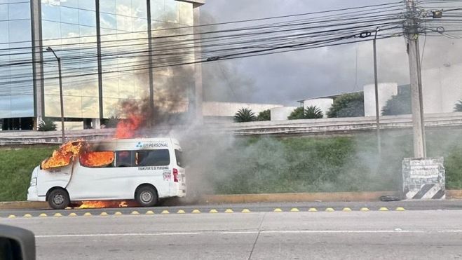 Camioneta de transporte público se incendia en la autopista México-Querétaro.