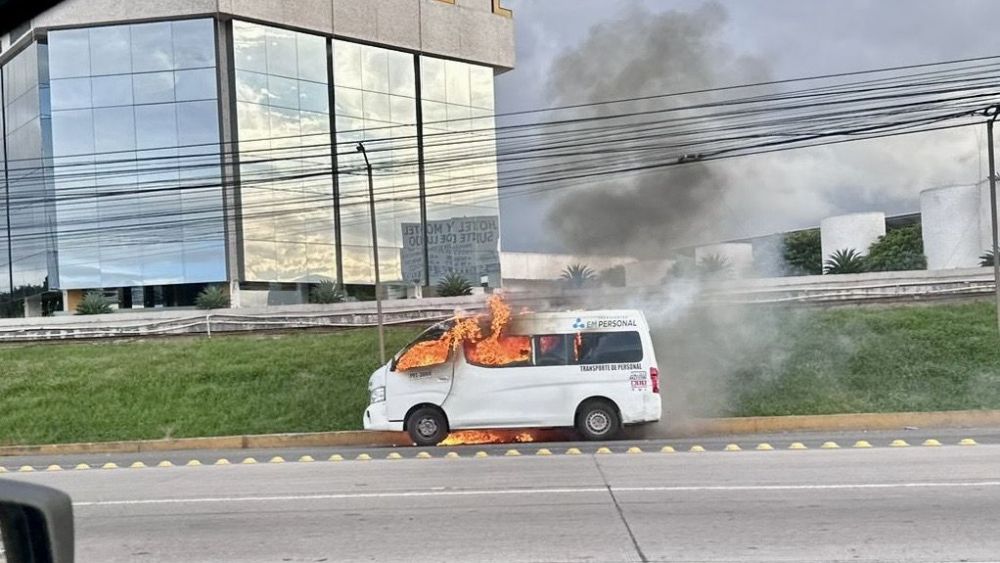 Camioneta de transporte público se incendia en la autopista México-Querétaro.