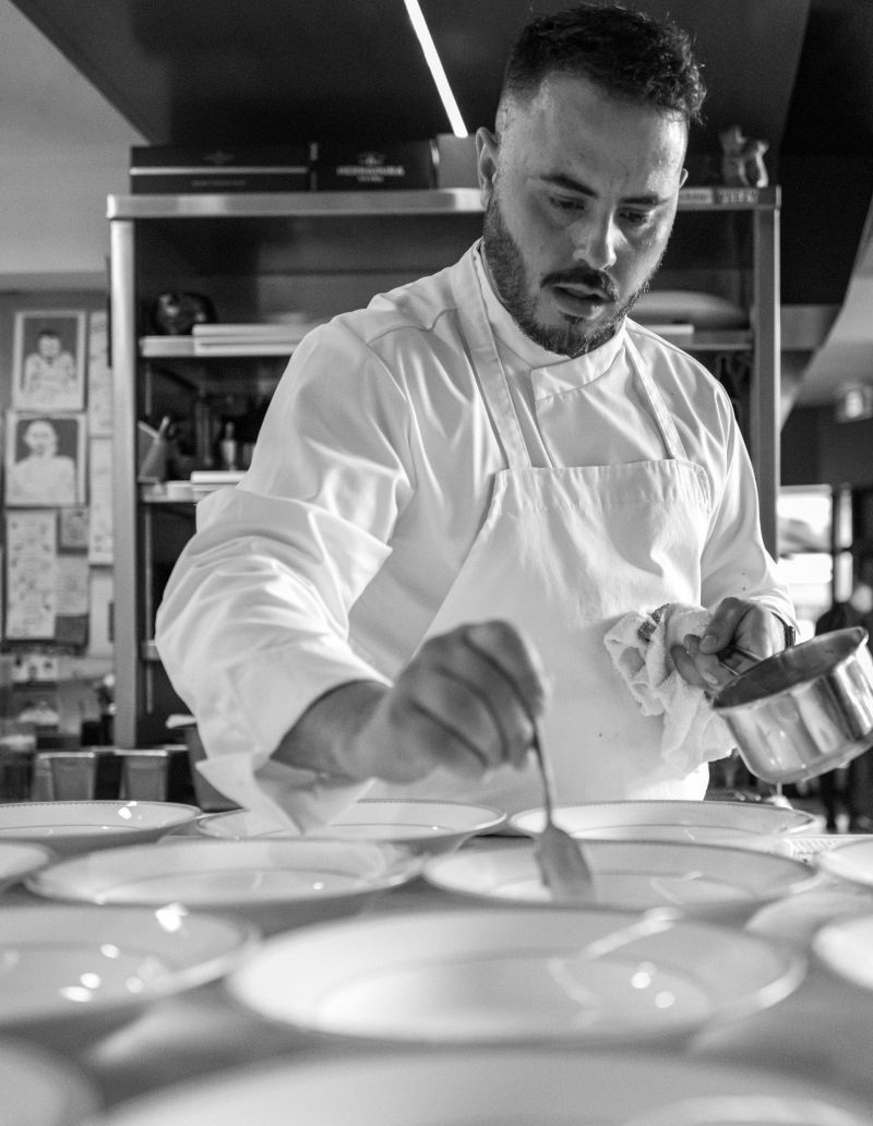 Chef Rafael Covarrubias recibe Estrella Michelin y premio "Joven Chef" en Toronto.